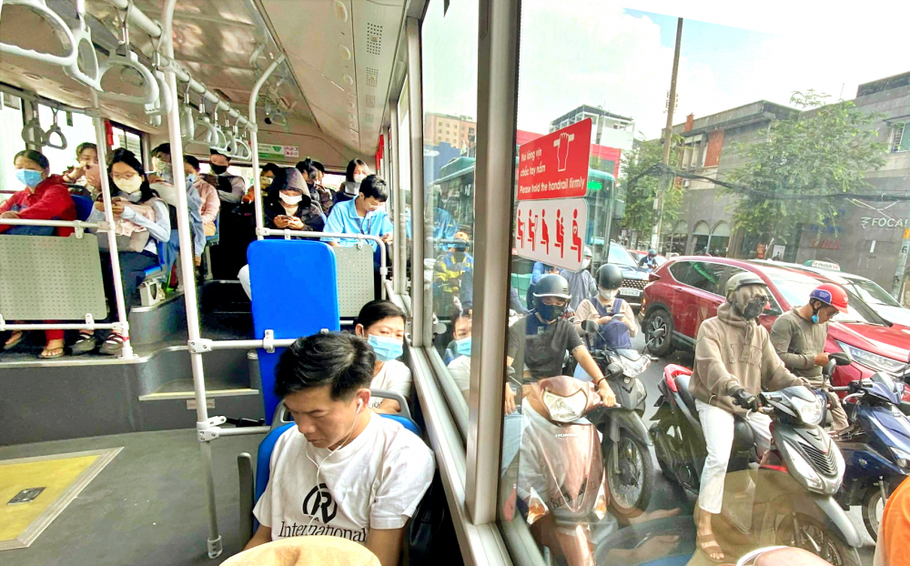 TPHCM miễn phí xe buýt: Cần thêm gì để người dân rời yên xe máy? Khi trời nắng nóng, nhiều người chọn đi xe buýt để tránh khói bụi và cái nắng gay gắt - ẢNH: TỨ QUÝ