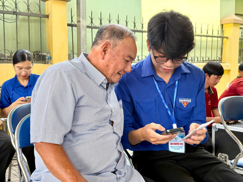 Tình nguyện viên hỗ trợ người dân xử lý các thủ tục hành chính công