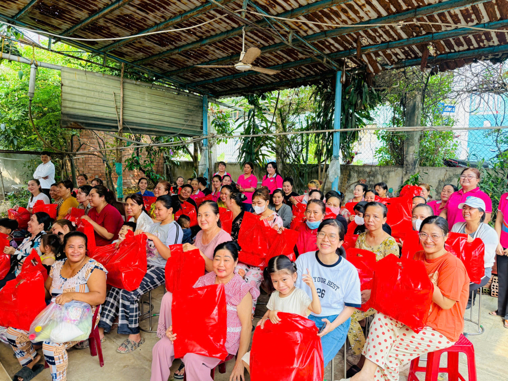 Những món quà tuy giản dị nhưng chứa đựng sự quan tâm, động viên kịp thời