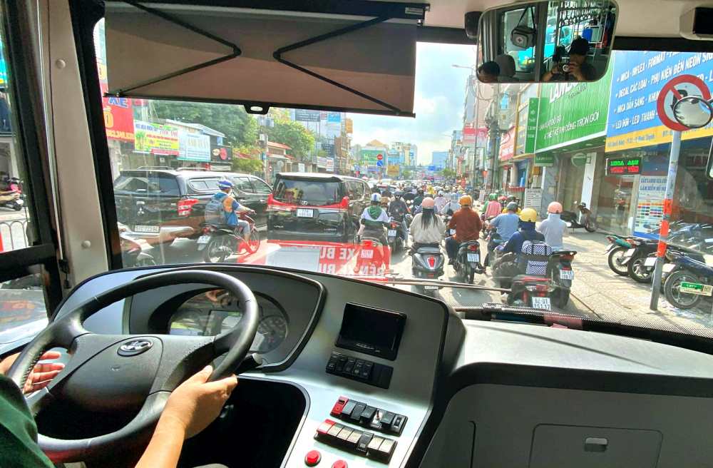 TPHCM miễn phí xe buýt: Cần thêm gì để người dân rời yên xe máy? Hạ tầng giao thông chưa đảm bảo, kẹt xe, trễ giờ… là những yếu tố khiến người dân ngại đi xe buýt - ẢNH: TỨ QUÝ