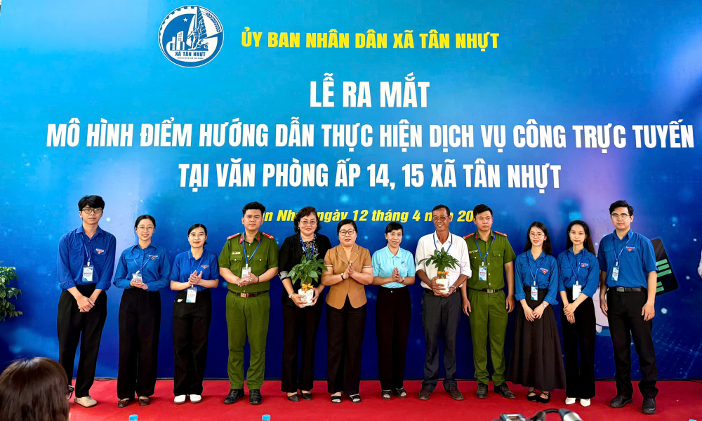 UBND xã Tân Nhựt ra mắt “Đội hình tình nguyện” gồm đoàn viên thanh niên và thành viên Tổ công nghệ số cộng đồng, trực tiếp hướng dẫn người dân theo phương châm “cầm tay chỉ việc”.