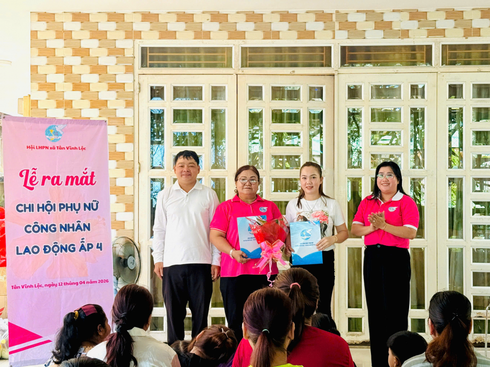Hội LHPN xã Tân Vĩnh Lộc và Bí thư chi bộ ấp 4 trao quyết định thành lập Chi hội.