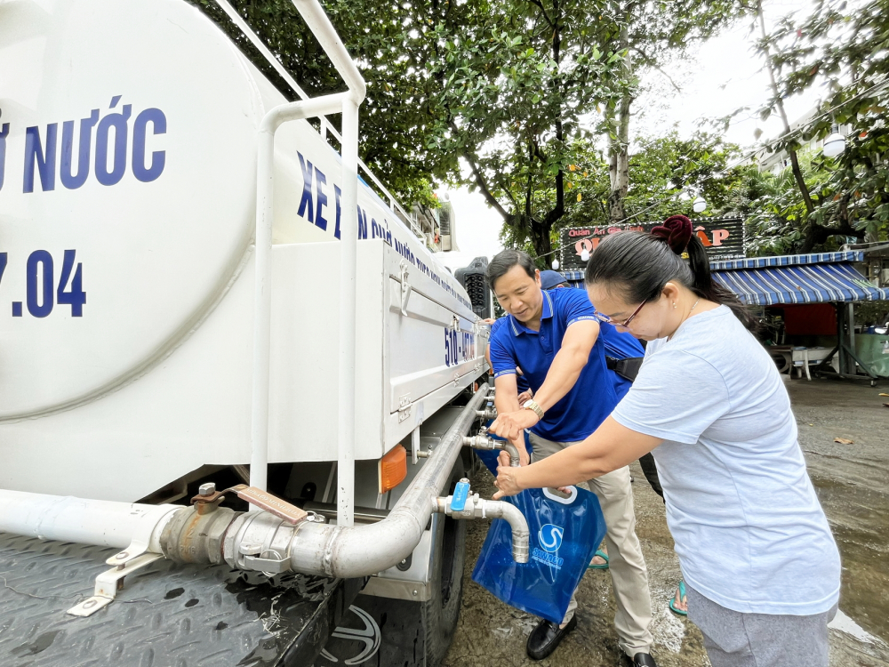 TPHCM: Chủ động cấp nước an toàn trong mùa nắng nóng Người dân cư xá Thanh Đa nhận túi nước đề phòng sự cố mất nước diện rộng tại chương trình diễn tập