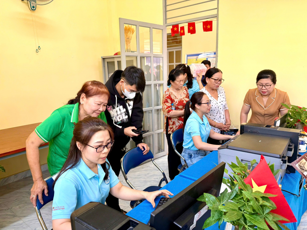 Người dân phấn khởi khi được hướng có thể thực hiện các thủ tục hành chính trực tuyến ngay tại văn phòng ấp, với sự hỗ trợ trực tiếp từ đội ngũ tình nguyện viên.