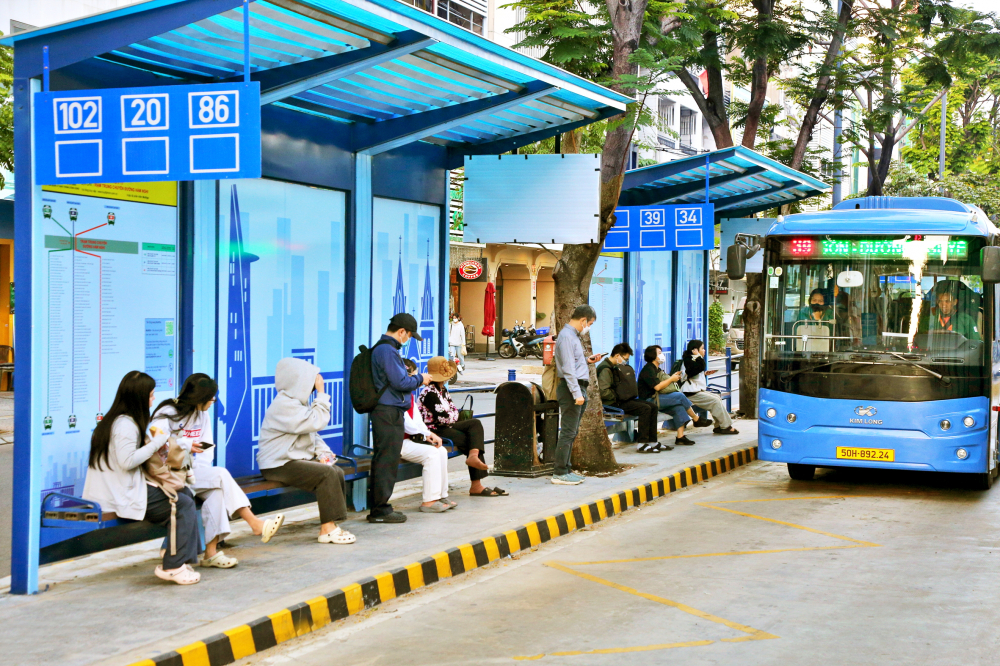 TPHCM miễn phí xe buýt: Cần thêm gì để người dân rời yên xe máy? Hành khách chờ xe buýt trên đường Hàm Nghi - ẢNH: TỨ QUÝ
