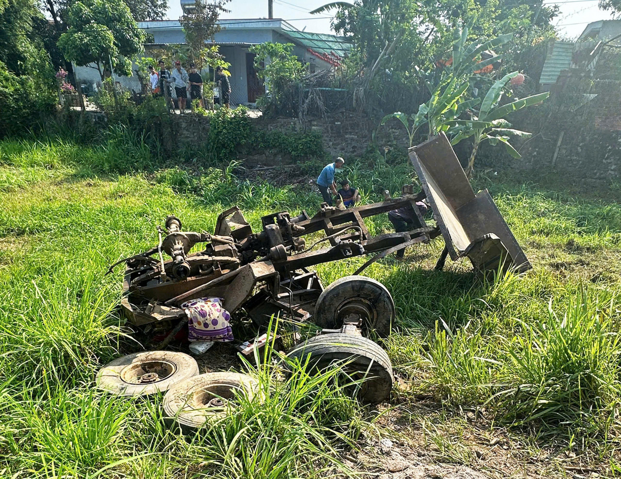  Xe công nông bị hất văng, lật ra ngoài khu vực đường ray - ảnh: MXH