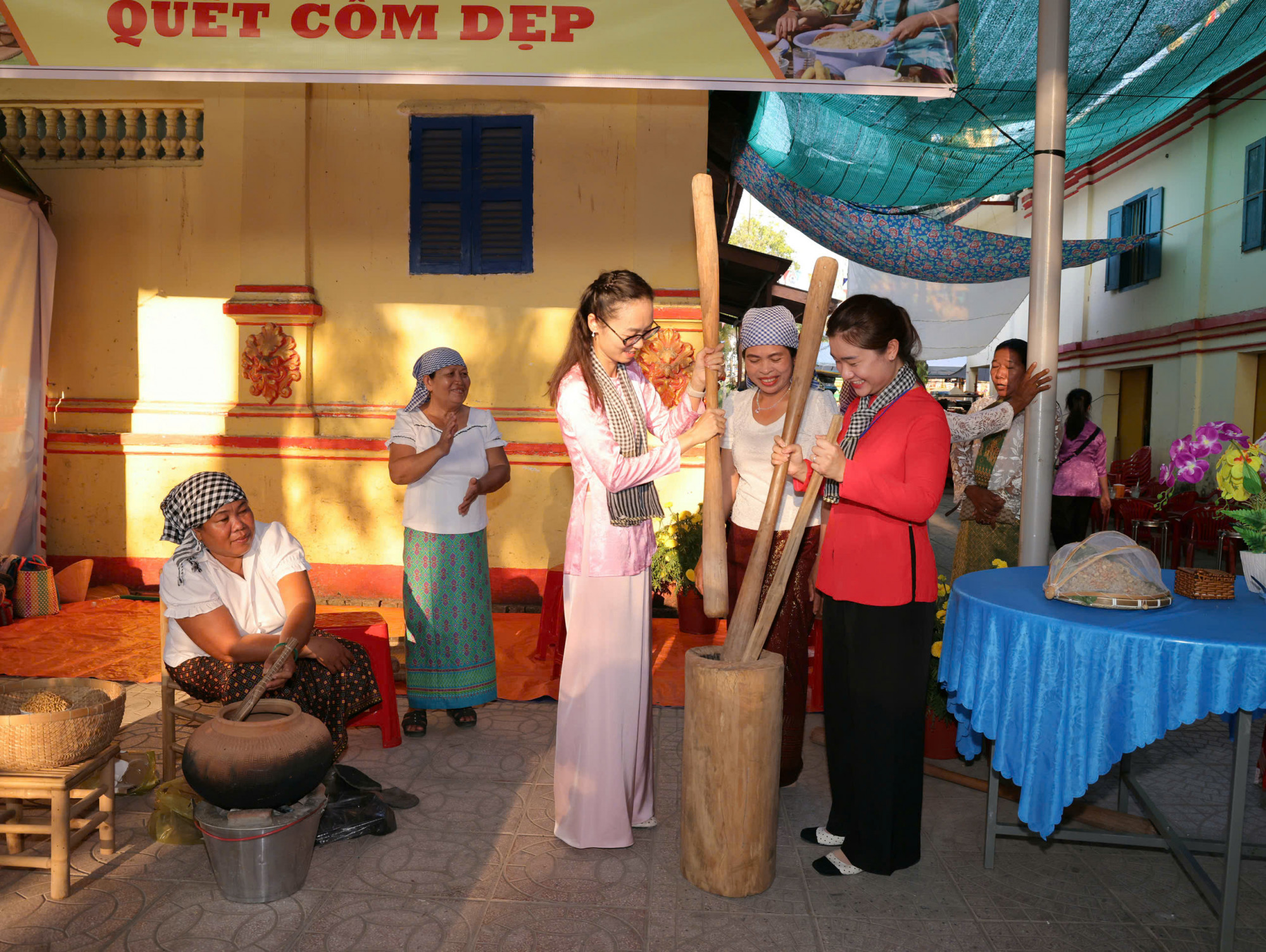 Trình diễn quét cốm dẹp... Ảnh: CTV