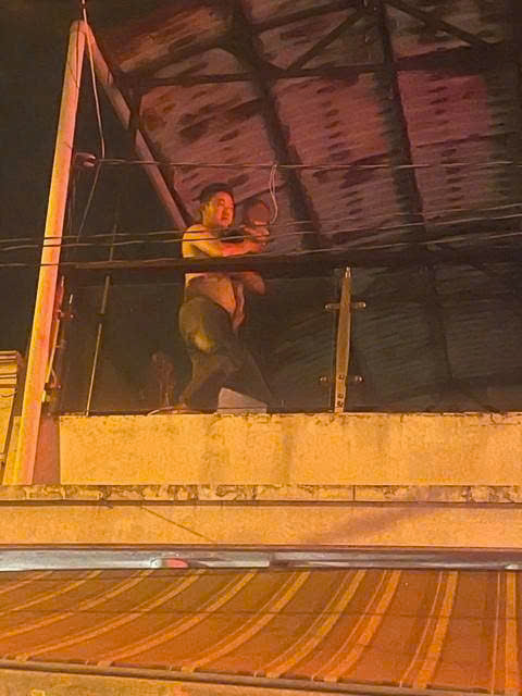 Bé gái được cứu trong đám cháy. Ảnh: A.X.