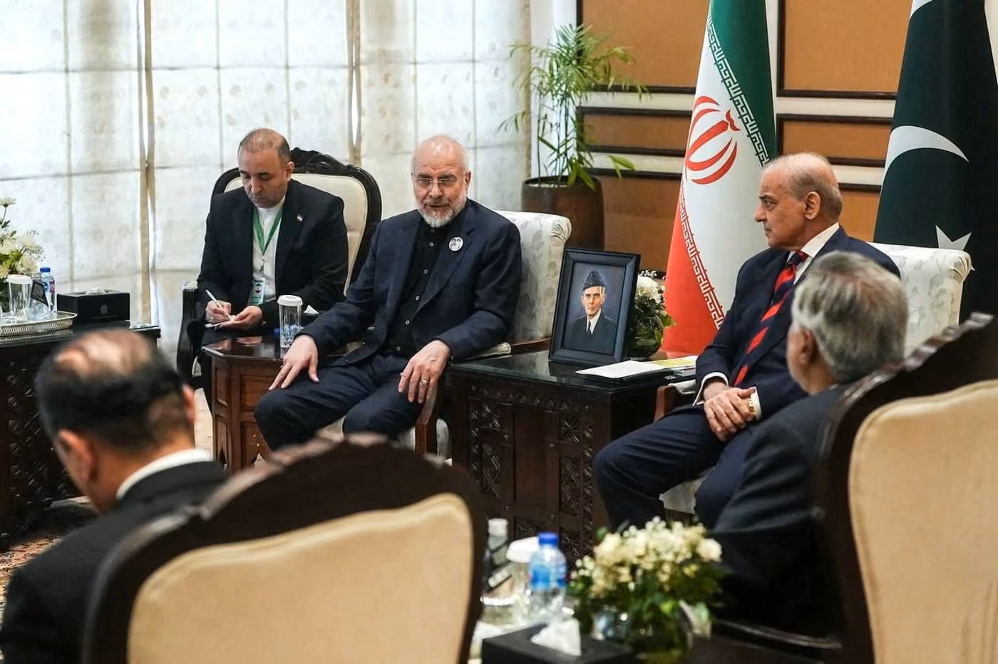 Thủ tướng Pakistan Shehbaz Sharif gặp gỡ Chủ tịch Quốc hội Iran Mohammad Bagher Ghalibaf, trong bối cảnh các phái đoàn từ Mỹ và Iran đang tiến hành đàm phán hòa bình tại Islamabad, Pakistan, ngày 11/4/2026 - Ảnh: Văn phòng Chủ tịch Quốc hội Iran.