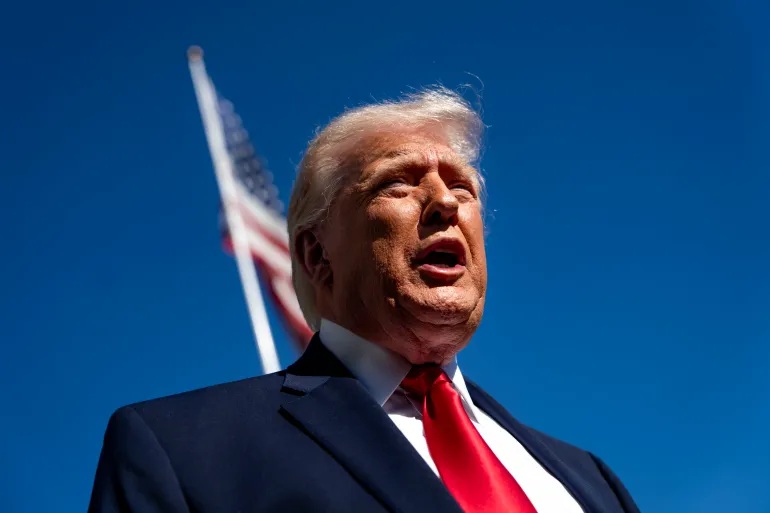 Tổng thống Mỹ Donald Trump truyền đạt thông điệp về lệnh cấm vận eo biển Hormuz trên nền tảng Truth Social của mình - Ảnh: Bonnie Cash/Pool/EPA