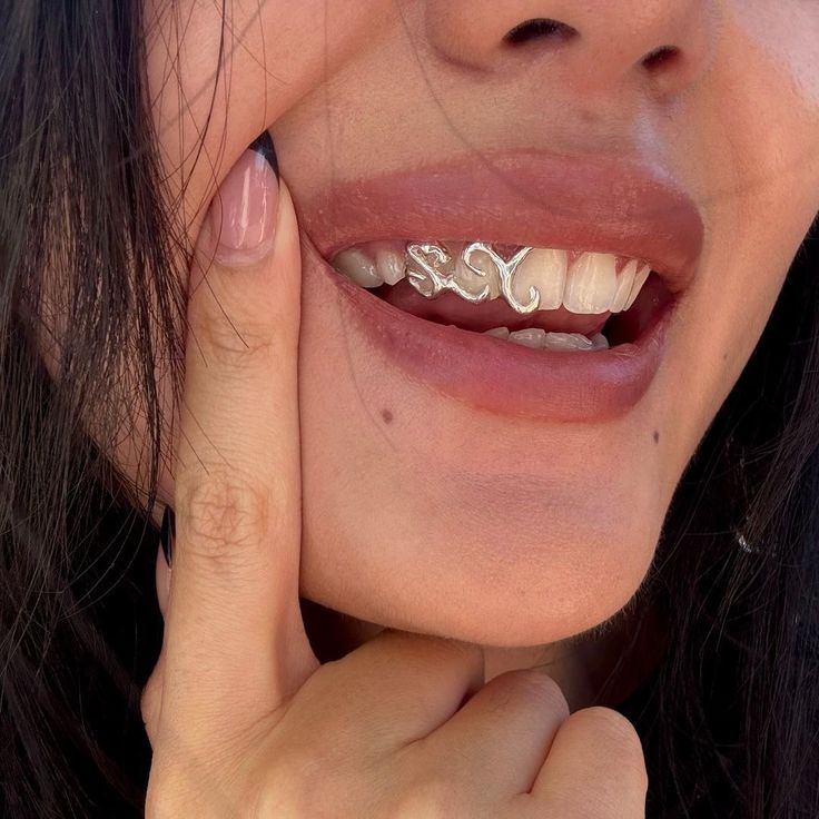 Đôi  khi chỉ là 1 chi tiết nhỏ trên răng,ta  cũng  có  thể  thấy  mức  độ  cá  tính  và nhu cầu  thể  hiện  bản  thân của  go  