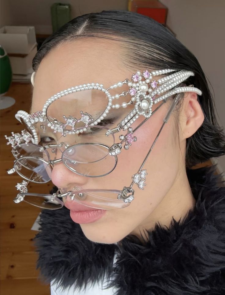 Các  kiểu  kính  gắn  charm  luôn  thu  hút  giới  trẻ  bởi  sự  nổi   bật  và  cá  tính - Ảnh  minh  họa  (Pinterestt)