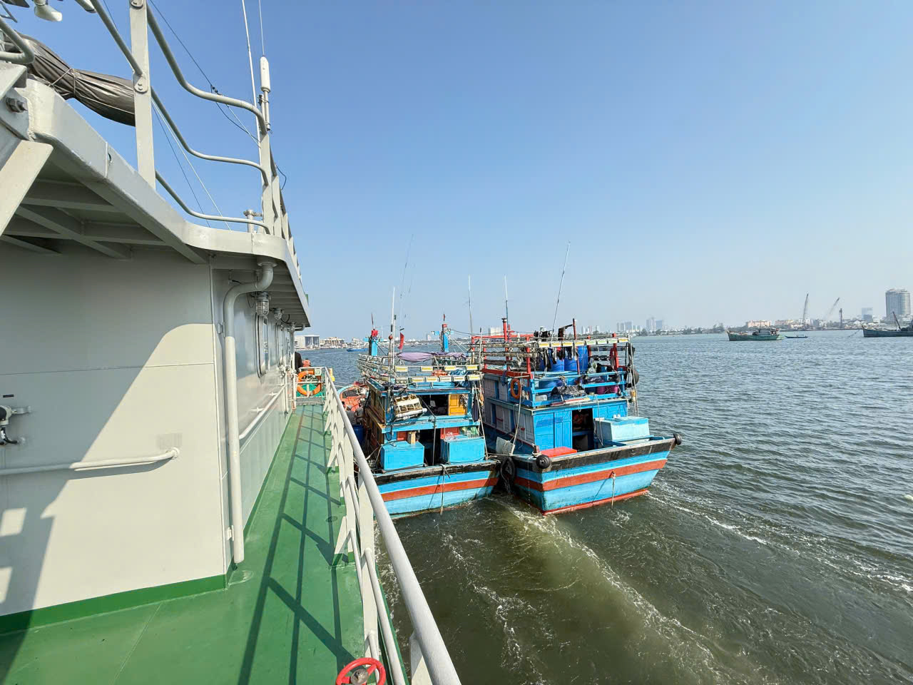 Hải đội Dân quân thường trực tiếp cận cứu nạn tàu cá Quảng Ngãi.