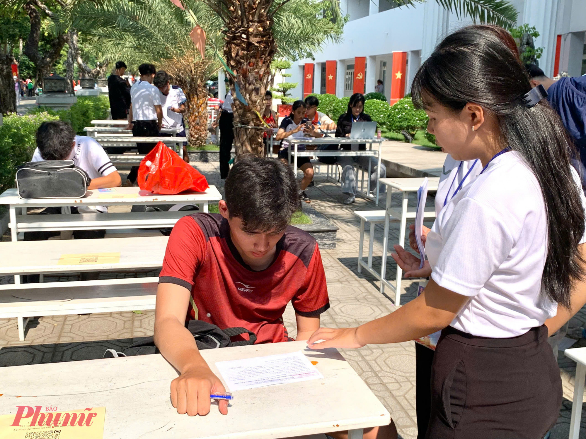 Thí sinh được hướng dẫn điền thông tin tham gia kỳ thi - Ảnh: Ngọc Ý