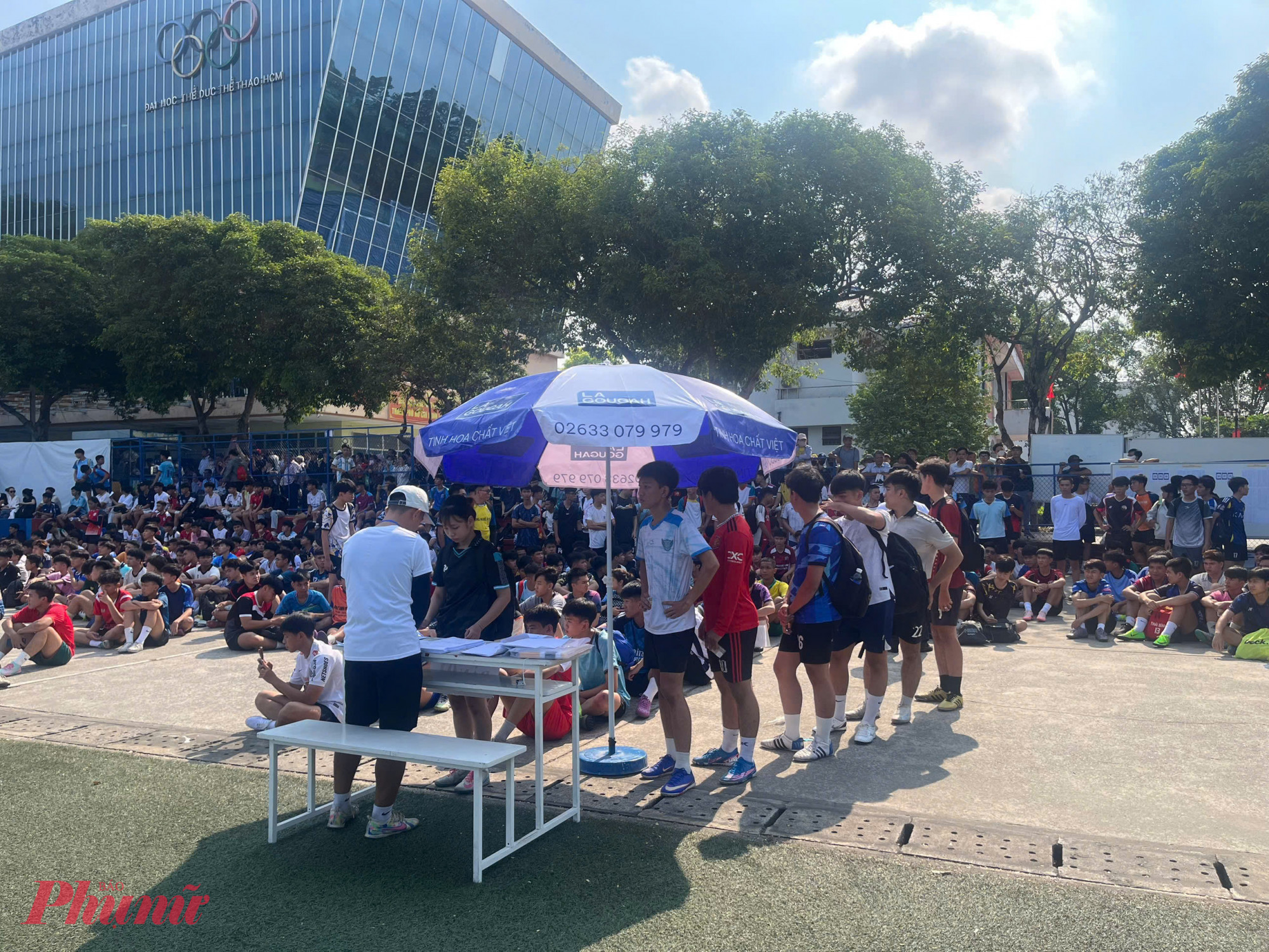 Thí sinh bước vào phần thi năng khiếu bóng đá - Ảnh: Ngọc Ý