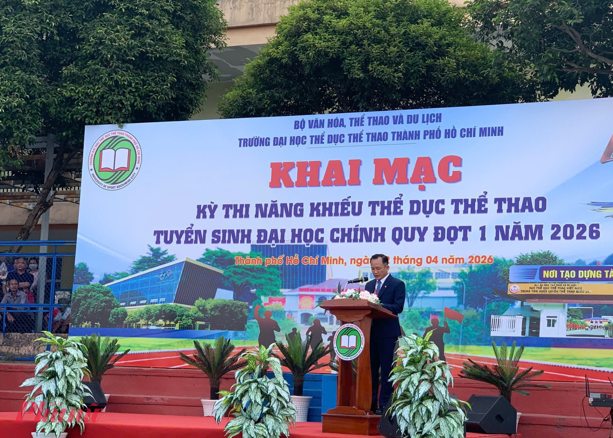Tiến sĩ Võ Quốc Thắng - Hiệu trưởng nhà trường phát biểu khai mạc kỳ thi - Ảnh: Ngọc Ý