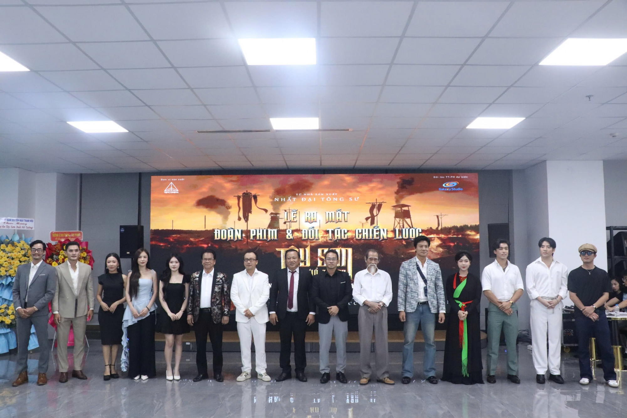 Ê kíp phim ra mắt giới truyền thông vào tối 11/4 ( Ảnh: Văn Hà)