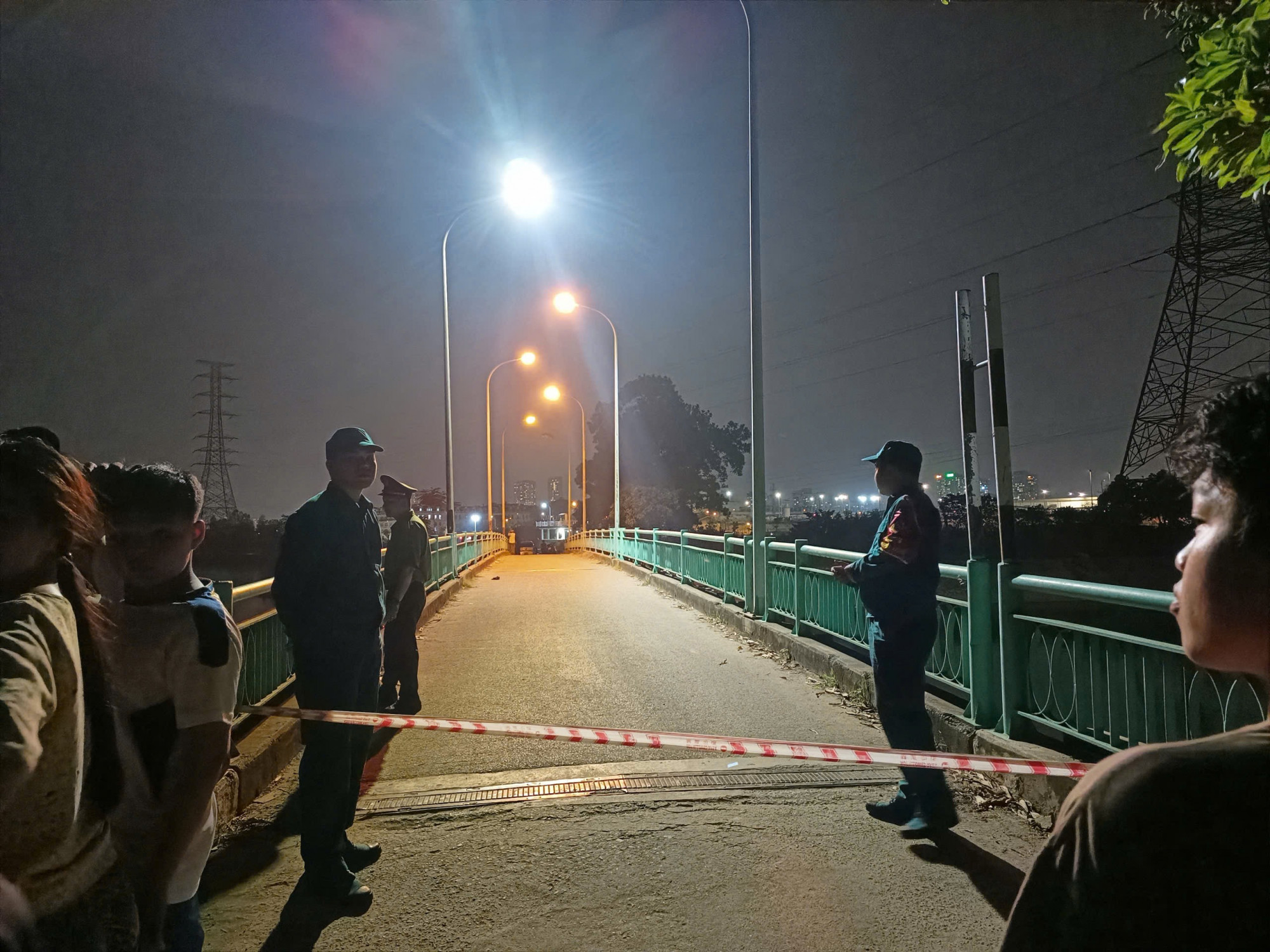 Lực lượng chức năng có mặt tại hiện trường. Ảnh: T.H