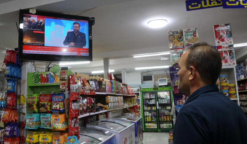 ran theo dõi diễn biến các cuộc đàm phán qua các kênh truyền hình khi các cuộc đàm phán giữa Hoa Kỳ và Iran bắt đầu tại Islamabad, Pakistan vào ngày 11 tháng 4 năm 2026, tại thủ đô Tehran, Iran. (Ảnh AA)