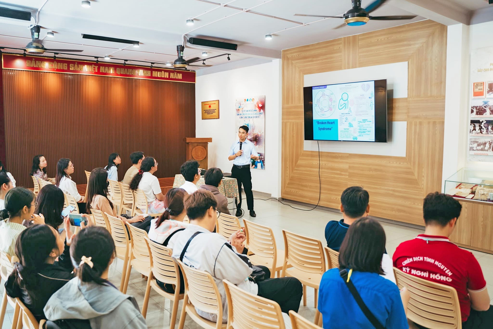 Một lớp học về sức khỏe tâm thần cho người trẻ tại nhà văn hóa Thanh niên TPHCM - ẢNH: CÁT QUÂN