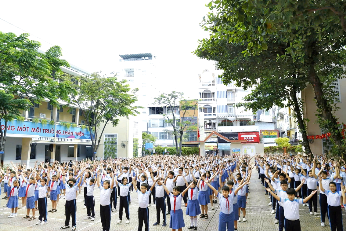 Học sinh Trường tiểu học Trần Hưng Đạo (phường Cầu Ông Lãnh) tập thể dục trong giờ ra chơi - Ảnh do nhà trường cung cấp