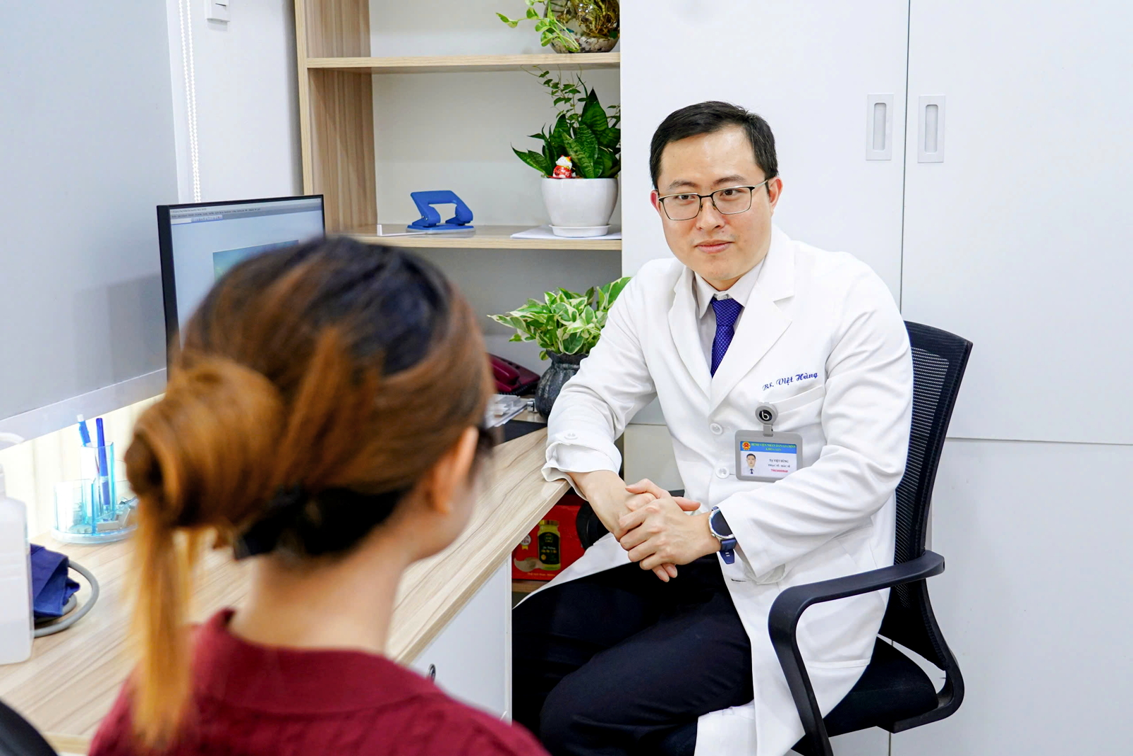Nhiều phụ nữ âm thầm chịu đựng bệnh 'khó nói' Bác sĩ Tạ Việt Hùng (Khoa Sản, Bệnh viện Nhân dân Gia Định) khám, tư vấn cho người bệnh
