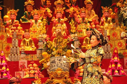 Trình diễn các giá hát văn hầu đồng. Ảnh: TTXVN