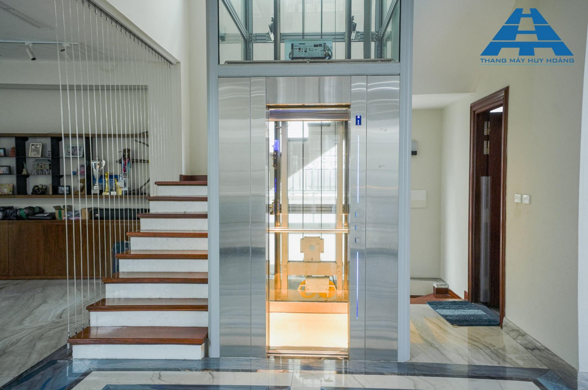 Thang máy gia đình 200kg là giải pháp di chuyển tối ưu cho nhà phố diện tích nhỏ, nhà cải tạo hoặc gia đình ít người, nơi mà bài toán diện tích và chi phí luôn được đặt lên hàng đầu. Dòng thang này không chỉ giúp việc di chuyển giữa các tầng trở nên thuận tiện hơn mà còn góp phần nâng cao chất lượng cuộc sống, đặc biệt đối với gia đình có người lớn tuổi