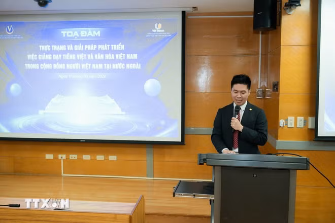 Tôn vinh tiếng Việt: Bồi đắp tình yêu tiếng Việt ở Đài Loan Ông Nguyễn Duy Anh-Tổng thư ký Mạng lưới Giảng dạy tiếng Việt và Văn hóa Việt Nam toàn cầu chia sẻ tại cuộc tọa đàm - Ảnh: TTXVN