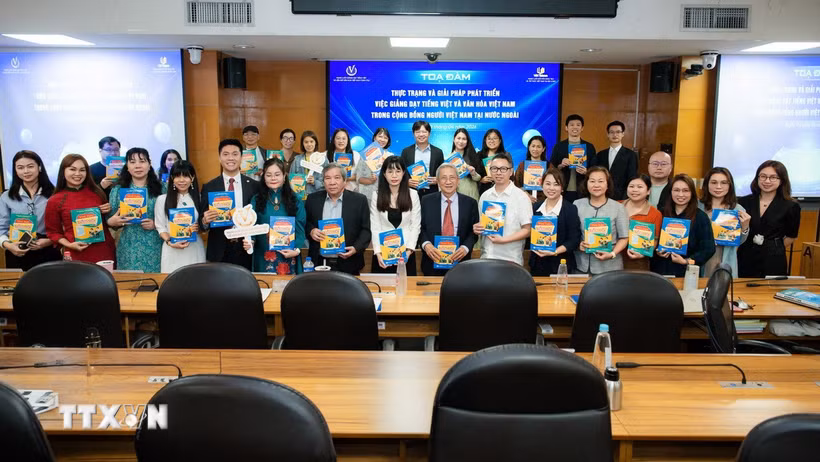 Tôn vinh tiếng Việt: Bồi đắp tình yêu tiếng Việt ở Đài Loan Các khách mời với bộ sách Vui học tiếng Việt quyển 2 tại Đài Loan, Trung Quốc - Ảnh: TTXVN