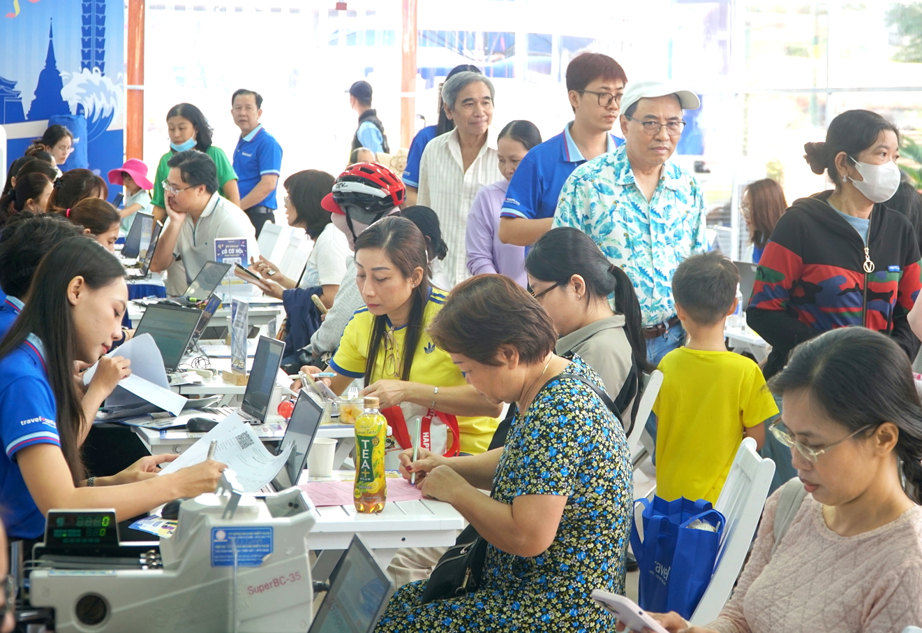 Người dân, du khách tìm hiểu các sản phẩm du lịch trong Ngày hội du lịch TPHCM lần thứ 22 năm 2026 (ngày 2 - 5/4)
