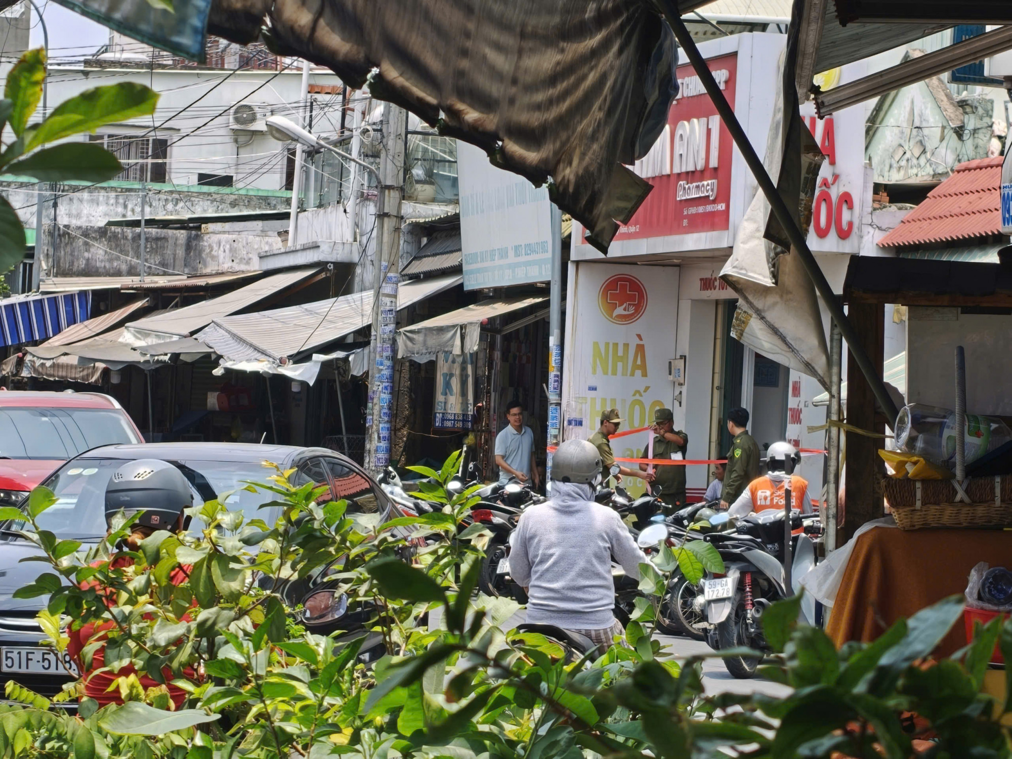 Lực lượng chức năng giăng dây bảo vệ hiện trường. Ảnh: Minh Mẫn