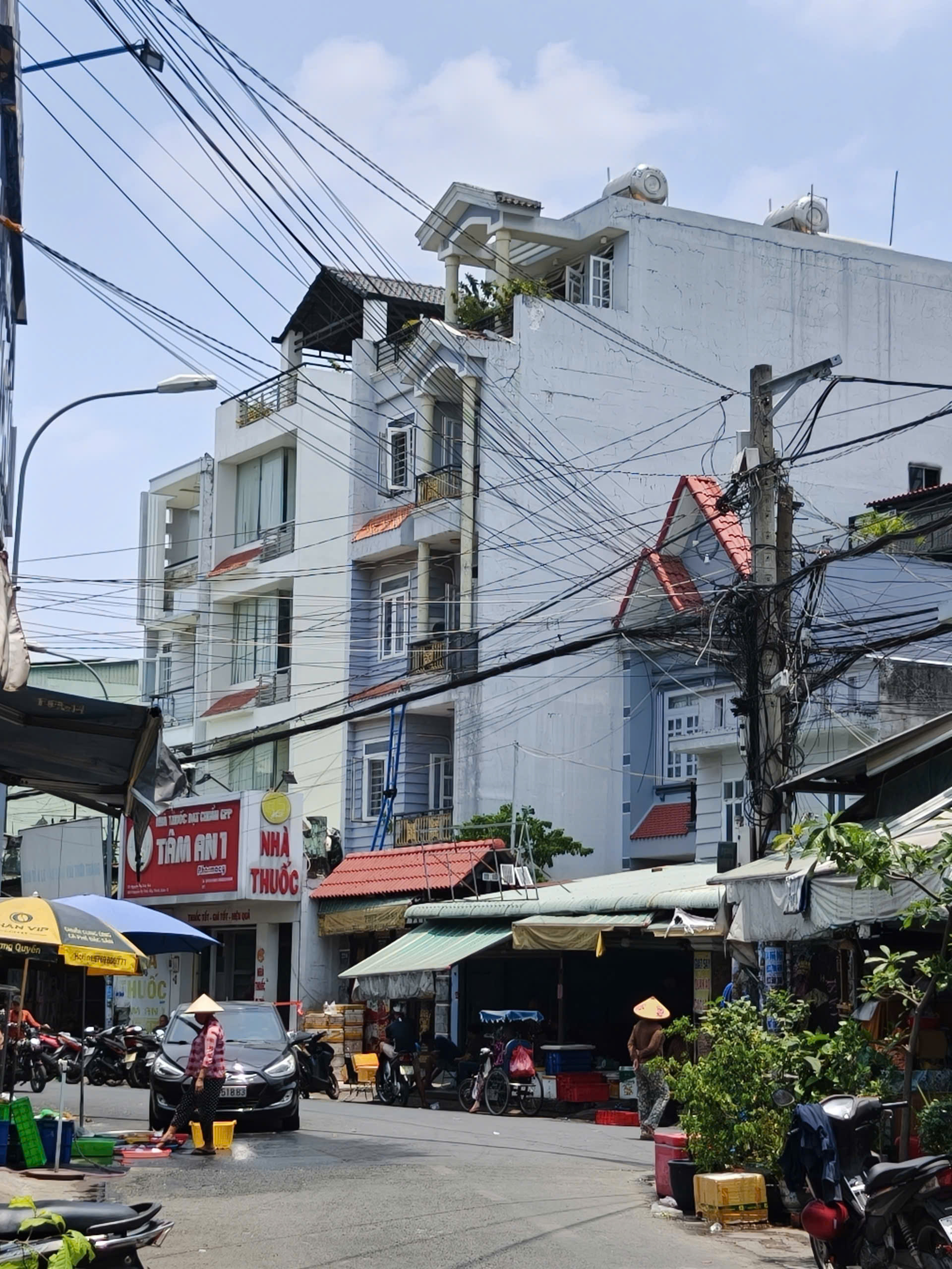 Căn nhà nhiều tầng nơi xảy ra vụ cháy. Ảnh: Minh Mẫn