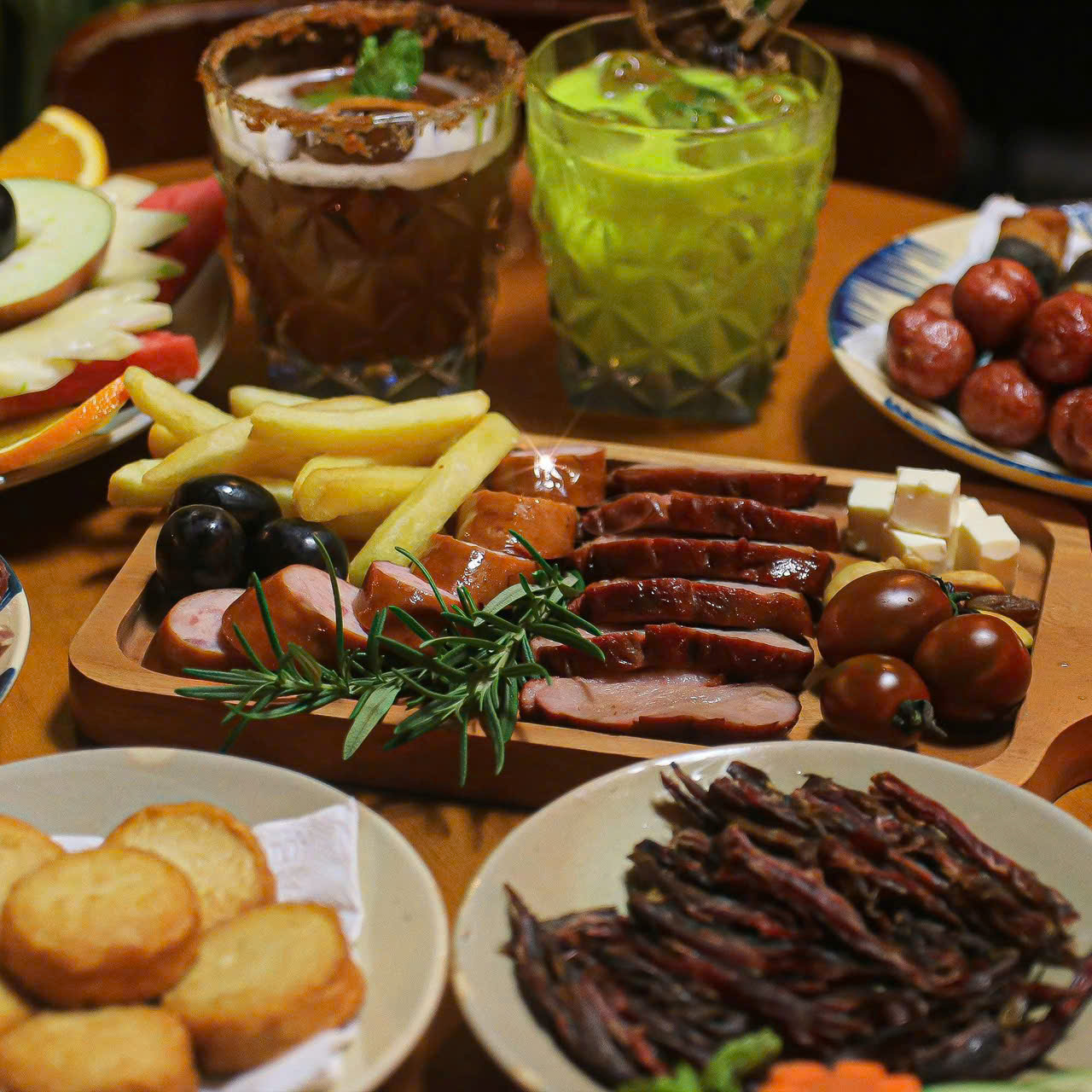 Còn gì tuyệt vời hơn khi bạn có thể nhâm nhi một ly nước sau một ngày dài làm việc áp lực. Menu tại quán cực kì đa dạng, từ những món có cồn đến những thức uống không cồn bao gồm nước trái cây, soda, yagurt đủ vị đến cả những món ăn nhẹ. Một số món mà bạn nên thử như nai một nắng muối kiến, trâu rừng gác bếp, ram tôm đất Bình Định, bắp bò ngâm mắm… Giá của các món chỉ từ 25.000đ đến 99.000đ. Một điều thú vị là mỗi tối thứ 7 hàng tuần sẽ có chương trình Live Acoustic từ 19:30 – 21:30 với đa dạng các chủ đề - Ảnh: @Trăng Non Rooftop