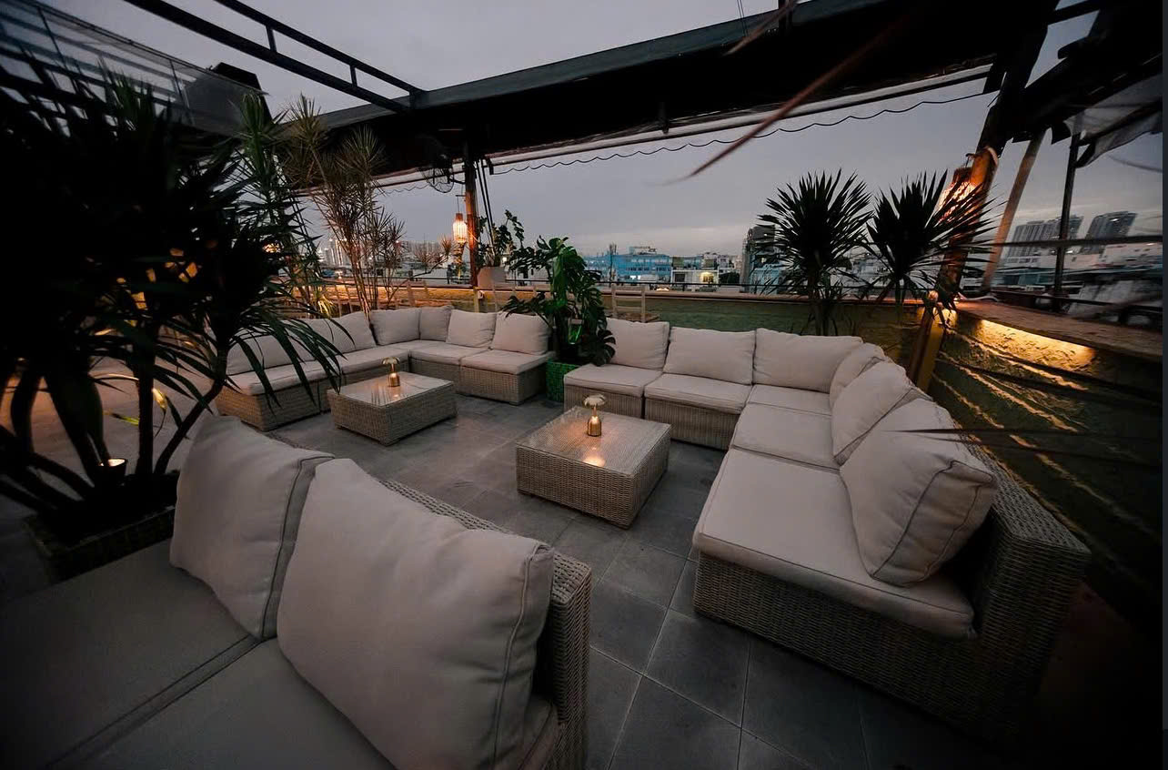 Lấy cảm hứng như một ốc đảo giữa thành phố, không gian ở Củi Bistro&Bar (7 Cộng Hoà, phường Tân Sơn Nhất) ngập tràn sắc cam, đỏ và xanh. Đặc biệt vào lúc hoàng hôn, khi mặt trời dần lặn xuống phía chân trời, cả không gian như được nhuộm một màu cam tím lãng mạn, tạo nên một khung cảnh khó quên. Một điều thú vị là nếu có dịp đến với Noong, ngoài những món ăn ngon chuẩn vị Âu (từ 80.000đ-100.000đ/món), bạn sẽ không thể bỏ qua trà Kombucha tốt cho sức khỏe. - Ảnh: @cuibistrobar