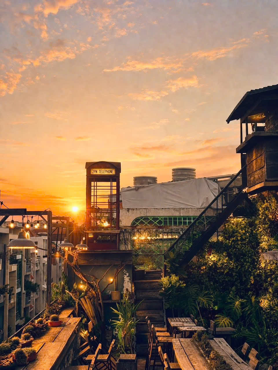 2PM ( 135/39 Nguyễn Hữu Cảnh, phường Thạnh Mỹ Tây) được trang trí theo phong cách hoài cổ, hài hòa từ nội thất gỗ, kệ rượu cho đến những lớp tôn xỉn màu cũ kỹ. Quán sẽ mang đến cho bạn một không gian mang đậm hơi hướng cổ điển không kém phần thanh lịch, sang trọng. Vì nằm trên tầng thượng nên quán sở hữu khoảng không thoáng mát với view thành phố và Landmark 81 rõ nét. Bạn còn có thể ghé qua đây để ngắm hoàng hôn với chút nắng chiều len lỏi qua những tòa nhà cao tầng phía xa xa. - Ảnh: @2pmcoffee