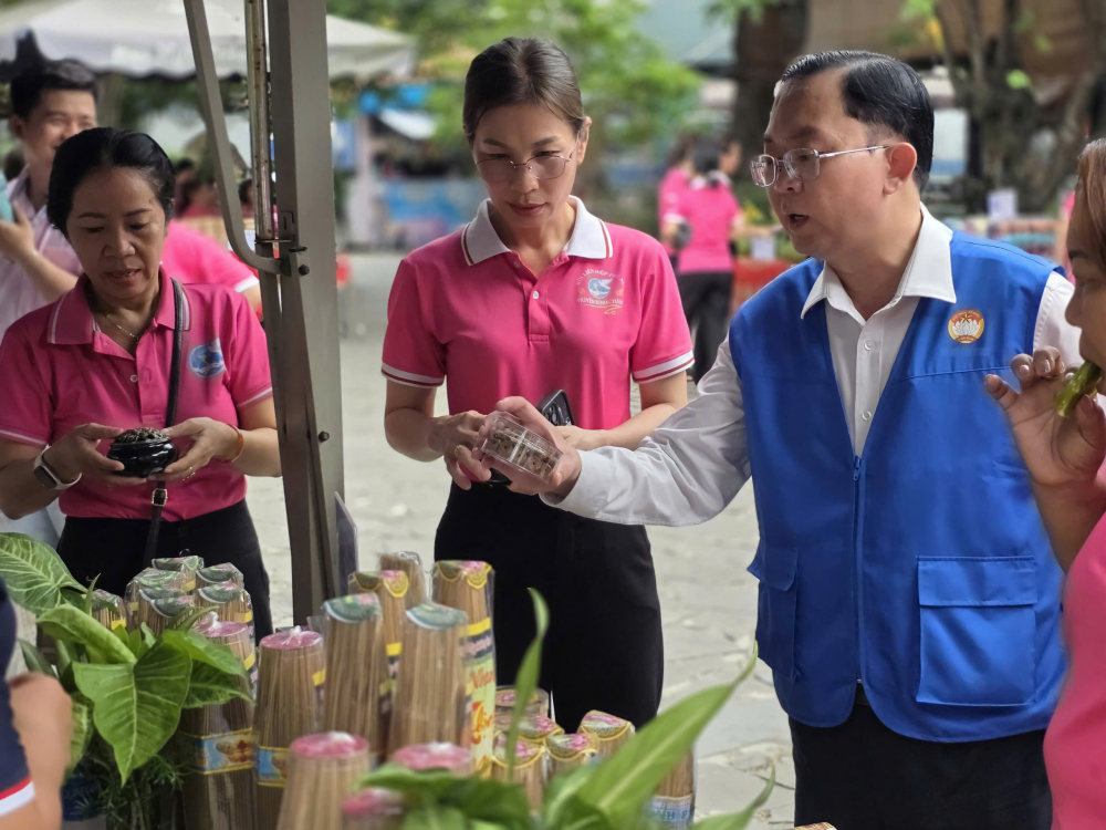 Lãnh đạo Uỷ ban MTTQ Việt Nam xã Tân Vĩnh Lộc tham quan các gian hàng phụ nữ khởi nghiệp. Ảnh: TV