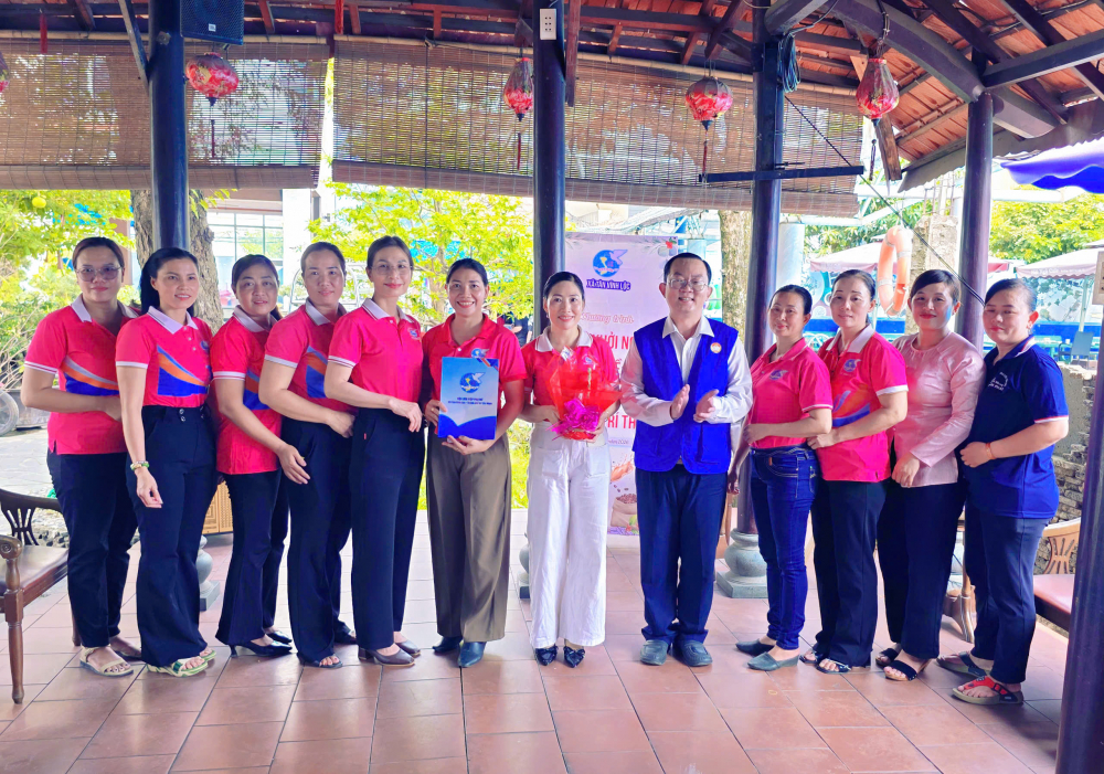 Câu lạc bộ Phụ nữ khởi nghiệp xã Tân Vĩnh Lộc ra mắt với 20 thành viên. Ảnh: TV