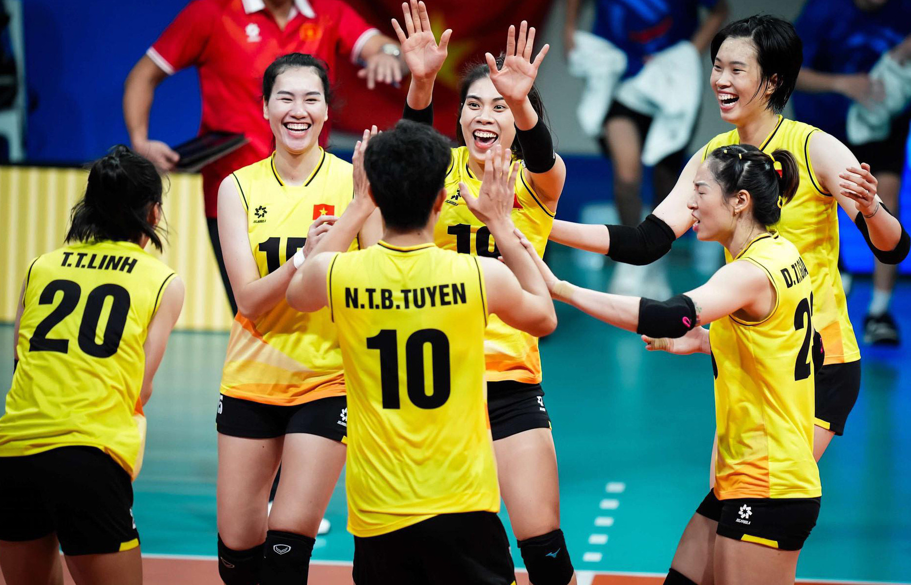 Niềm vui của các cô gái Việt Nam khi giành quyền tham dự giải vô địch thế giới của Liên đoàn bóng chuyền thế giới – FIVB Women's World Championship 2025.