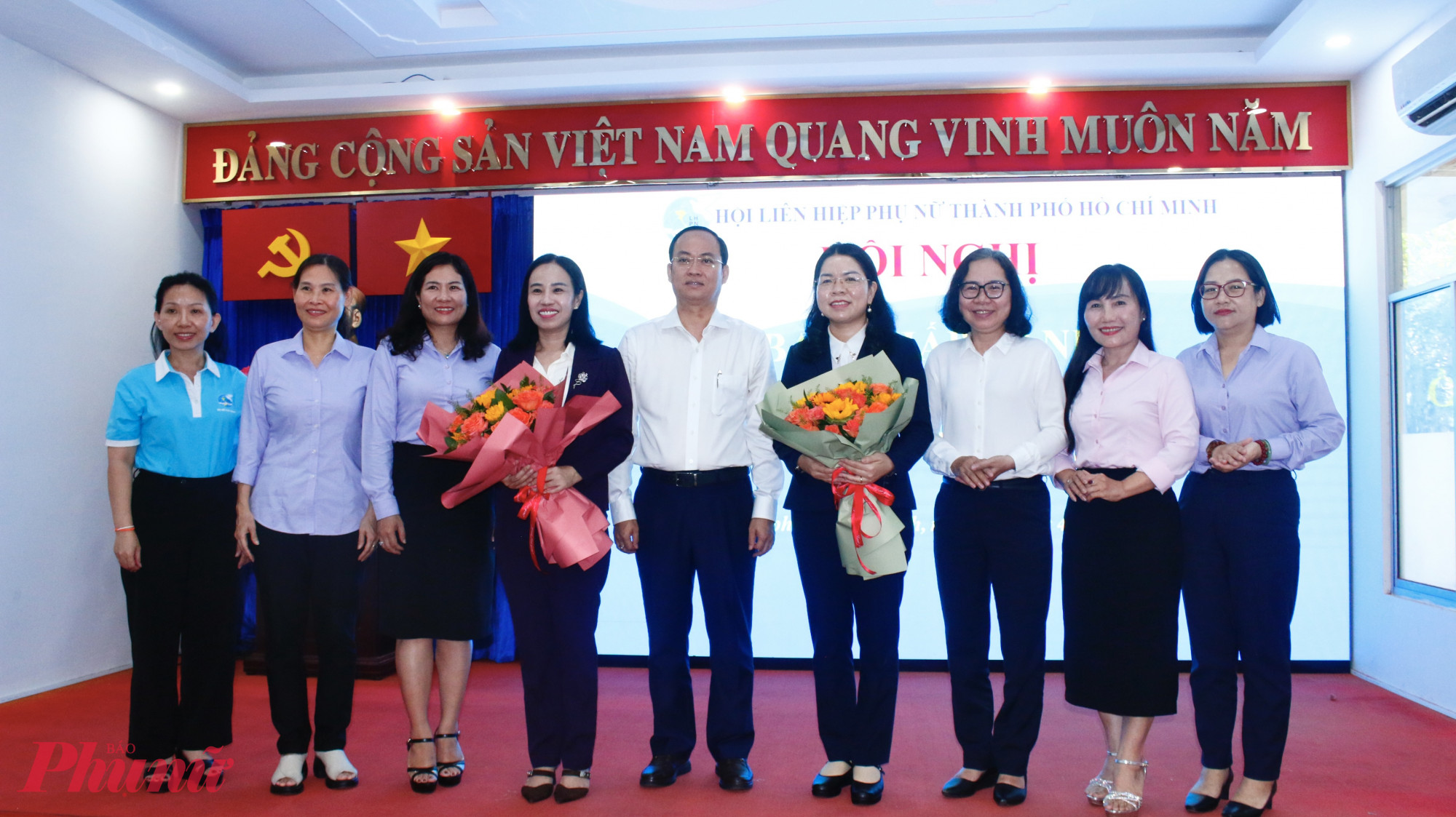Bà Nguyễn Thị Ngọc Xuân được bầu Chủ tịch Hội LHPN TPHCM Các đại biểu tặng hoa chúc mừng bà Nguyễn Thị Ngọc Xuân (thứ tư từ phải sang) và bà Võ Ngọc Thanh Trúc (thứ tư từ trái qua)