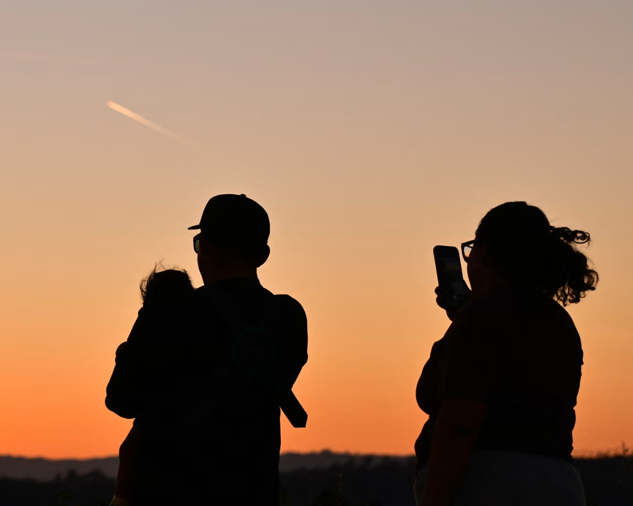 Người dân Los Angeles ngắm bầu trời hoàng hôn vào tháng 3/2026 - Ảnh: Frederic J Brown/Getty Images