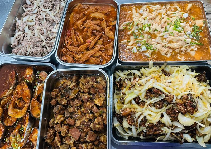 Cơm trưa văn phòng A.Hải (62/123 Lý Chính Thắng, phường Rạch Ông) là một trong những địa chỉ quen thuộc của dân công sở nhờ mức giá dễ chịu dưới 50.000 đồng. Quán phục vụ các món ăn thuần Việt như thịt kho, cá kho, canh rau… với hương vị gần gũi, phù hợp ăn mỗi ngày. Ưu điểm lớn nhất là tốc độ phục vụ nhanh, rất phù hợp với giờ nghỉ trưa ngắn. Tuy nhiên, không gian quán khá nhỏ, vào giờ cao điểm thường đông và thực đơn chưa quá đa dạng, dễ gây cảm giác lặp lại với khách ăn thường xuyên. 