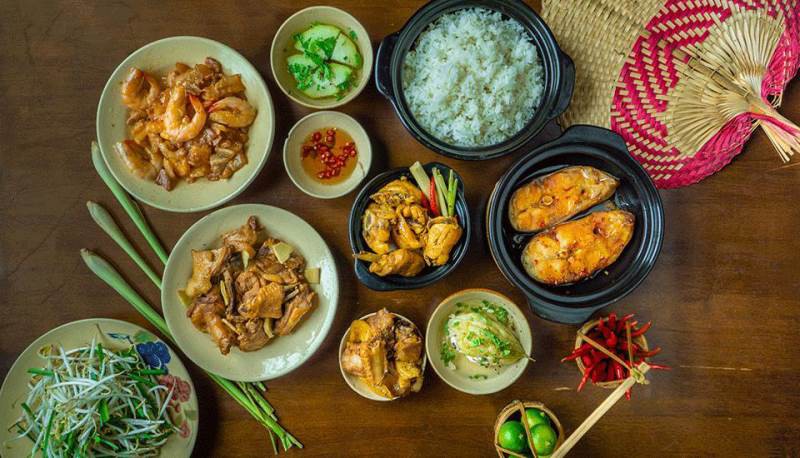 Cơm Nhà Phố Thị (408/35 Nguyễn Thị Minh Khai, phường Bàn Cờ) là lựa chọn quen thuộc cho những dân văn phòng cần không gian rộng rãi và đồ ăn ngon, giá hợp lý. Điểm cộng của quán nằm ở thực đơn thay đổi mỗi ngày, giúp khách không bị ngán, đồng thời bữa ăn có đầy đủ món mặn, kho, canh và rau, đảm bảo dinh dưỡng. Nhược điểm của quán là thường hết món sớm nếu đến trễ và đôi khi phục vụ chưa kịp vào giờ cao điểm.