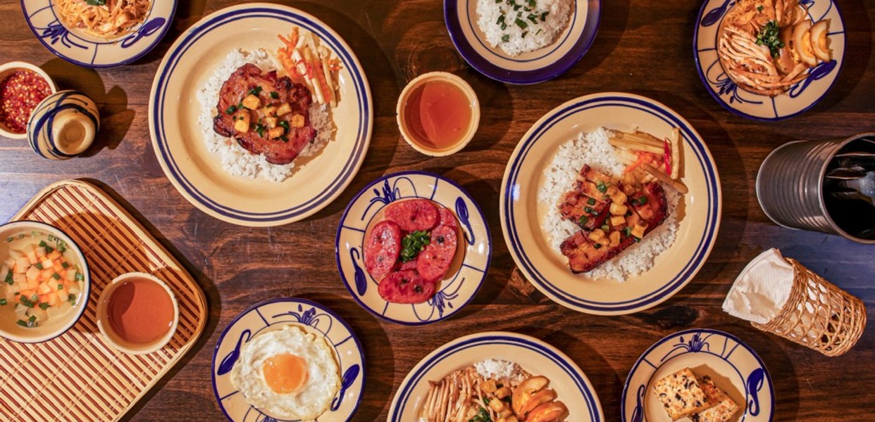 Nếu nhắc đến lựa chọn ăn nhanh - no - gọn thì Tiệm cơm 67 Tấm (99/1B Võ Văn Tần, phường Võ Thị Sáu) là cái tên nổi bật. Quán phục vụ cả cơm tấm và cơm phần với mức giá bình dân dưới 50.000 đồng/phần, khẩu phần hợp lý, phù hợp dân văn phòng bận rộn. Tốc độ phục vụ nhanh là điểm cộng lớn. Tuy nhiên, không gian quán khá đơn giản và vào giờ trưa thường đông đúc, đôi khi gây cảm giác chật chội - Ảnh: Fanpage của quán