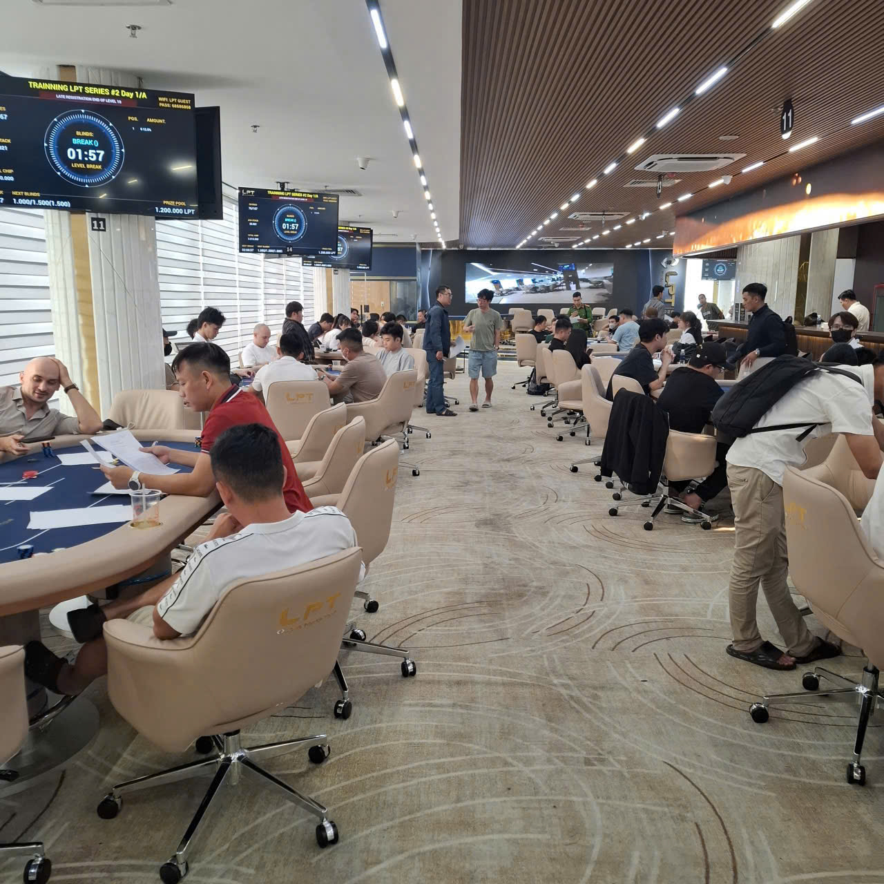 Công an kiểm tra và phát hiện hành vi tổ chức đánh bạc dưới hình thức chơi Poker_Ảnh: Công an Đà Nẵng.