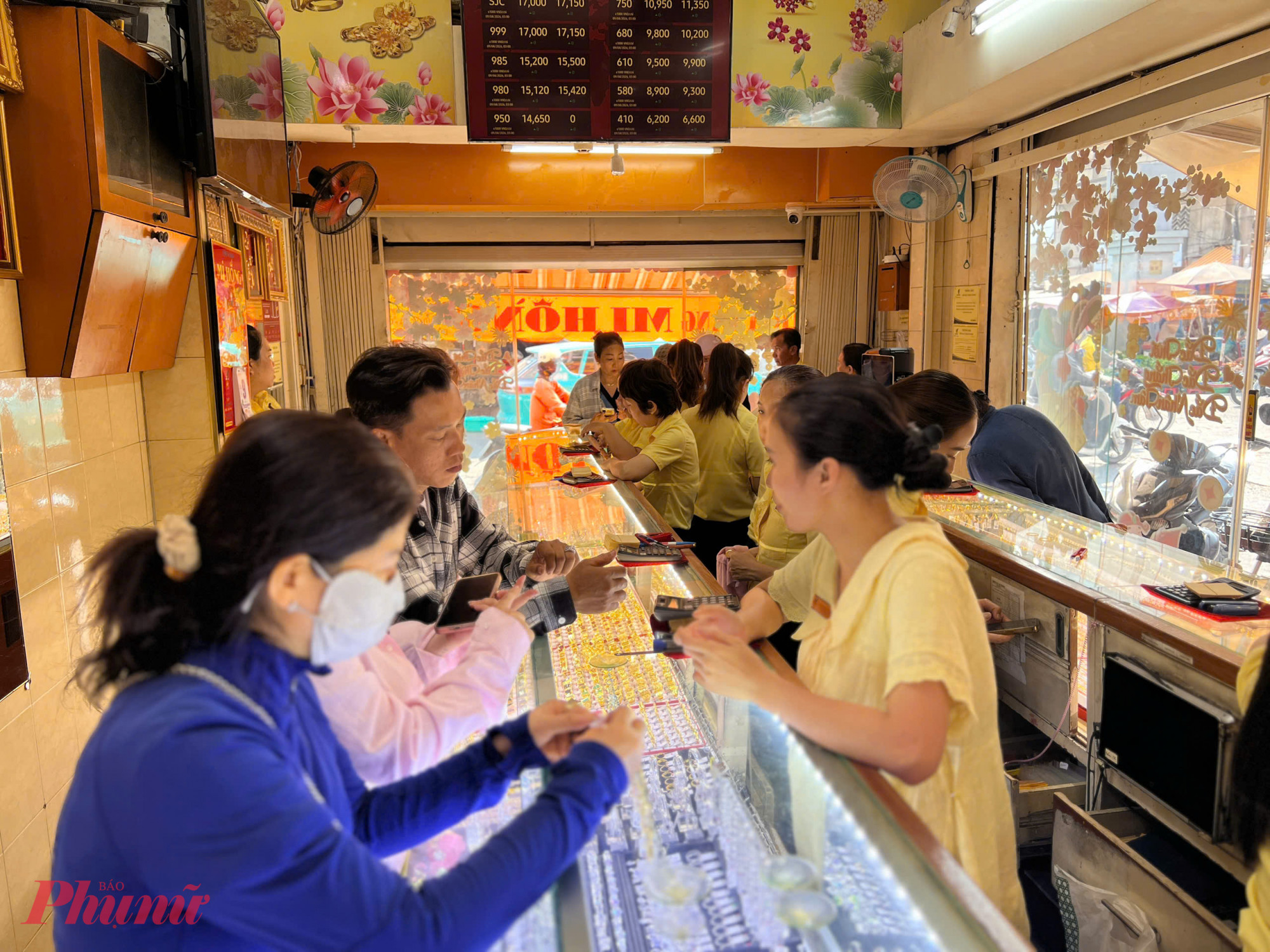 Giá vàng trong nước và thế giới đều quay đầu giảm - Ảnh: Quốc Thái