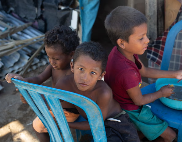 “Bạn đang đẩy người dân trở lại cảnh nghèo đói. Đó là điều đau lòng nhất”, người quản lý của UNDP nói. Ảnh: Anton Alexander/The Guardian