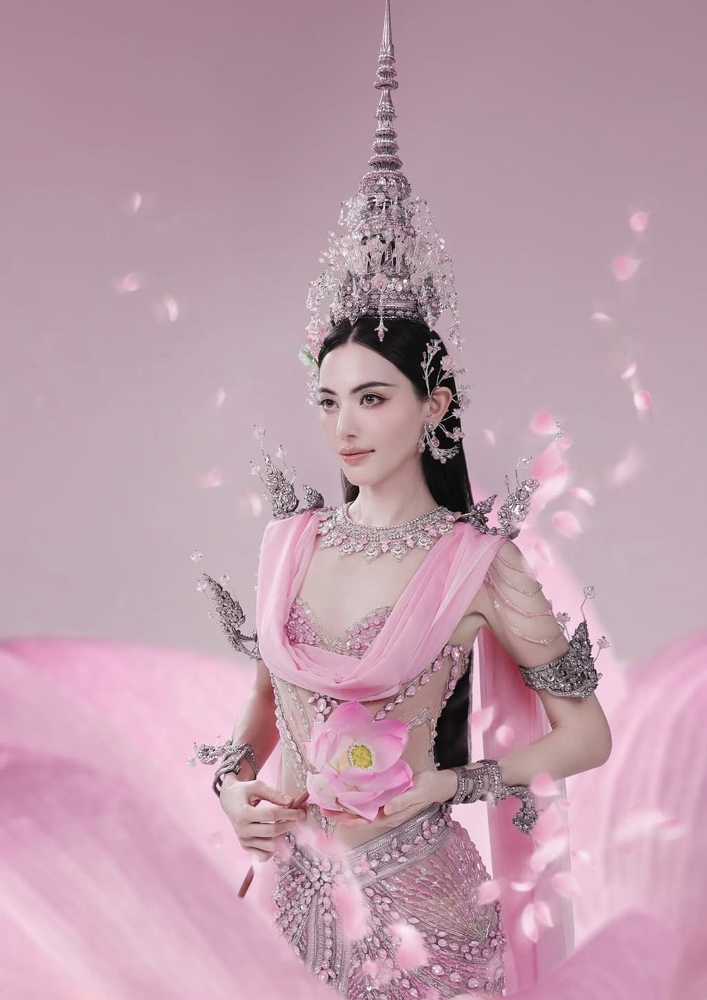 Không chỉ gây ấn tượng bởi trang phục, Mai Davika còn ghi điểm với phong cách trang điểm tinh tế. Lớp nền trong veo, căng bóng giúp làn da trở nên rạng rỡ dưới ánh sáng. Đôi mắt được nhấn bằng eyeliner sắc nét kết hợp tông màu hồng nâu nhẹ nhàng, tạo chiều sâu nhưng vẫn giữ được vẻ thanh thoát.