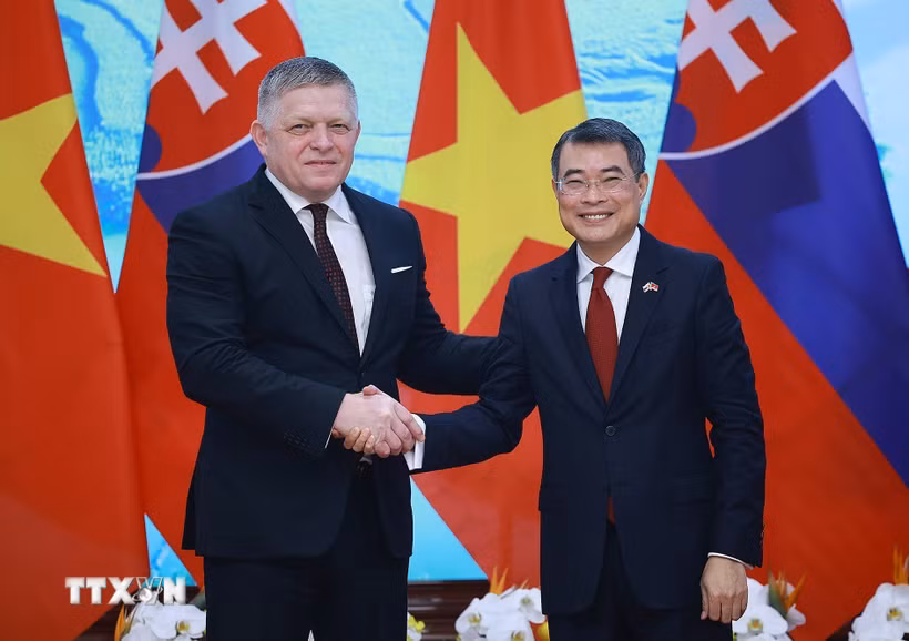 Thủ tướng Lê Minh Hưng và Thủ tướng Slovakia Robert Fico tại cuộc gặp gỡ báo chí hai nước. (Ảnh: Dương Giang/TTXVN)