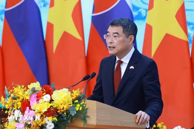 Thủ tướng Lê Minh Hưng phát biểu tại cuộc gặp gỡ báo chí hai nước. (Ảnh: Dương Giang/TTXVN)